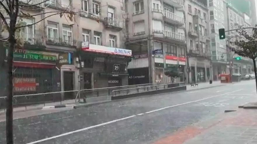 Una tormenta de granizo descarga sobre Ourense