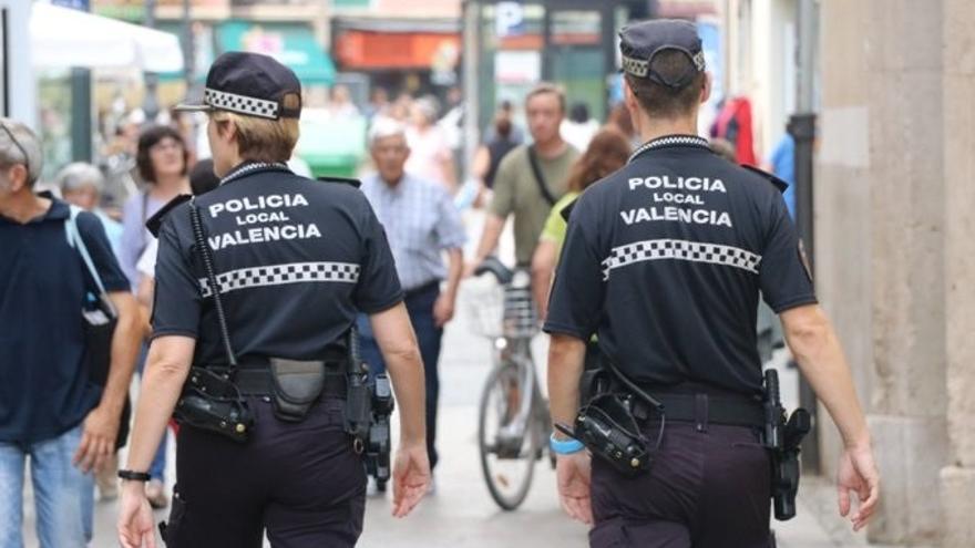 Imagen de dos agentes de la Policía Local de València por la ciudad