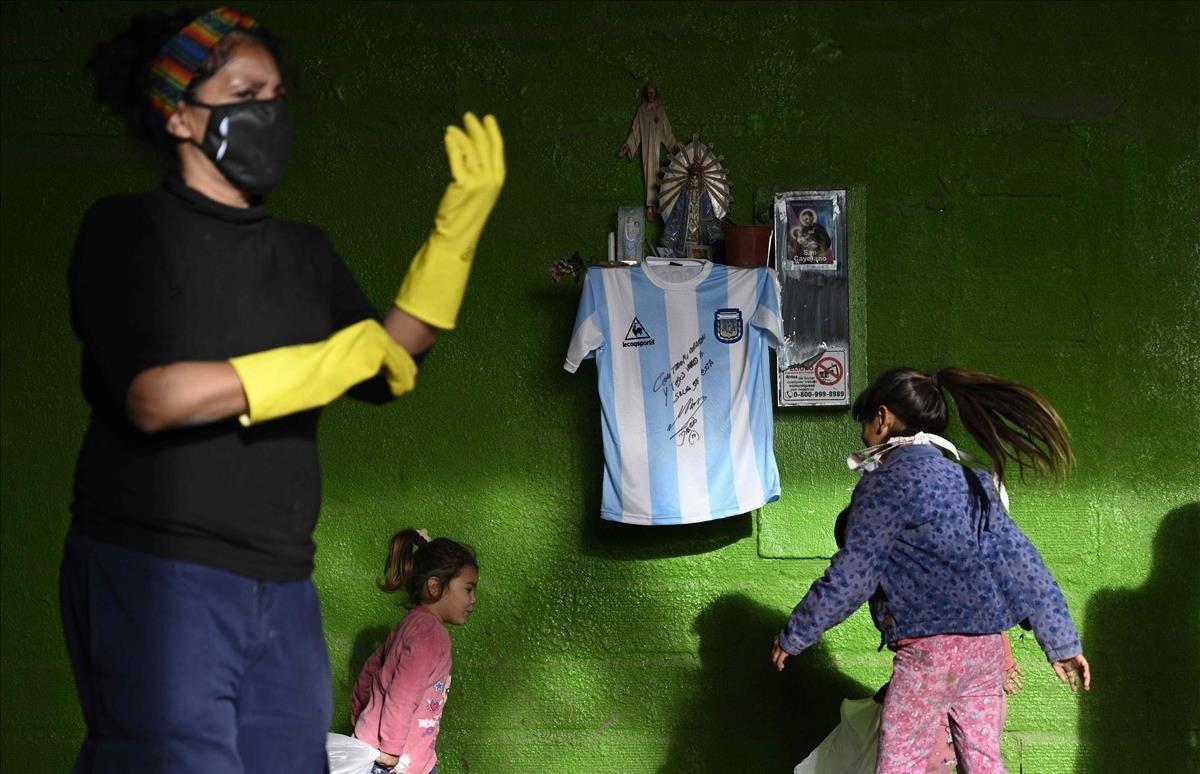 Réplica de la camiseta del equipo de fútbol de Argentina utilizada durante la final de la Copa Mundial de la FIFA México 86, firmada por el ex astro argentino Diego Maradona cuelga de un altar católico Een José C. Paz.