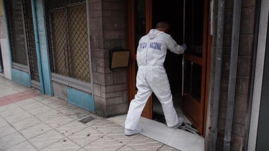 La Policía accediendo a la vivienda.