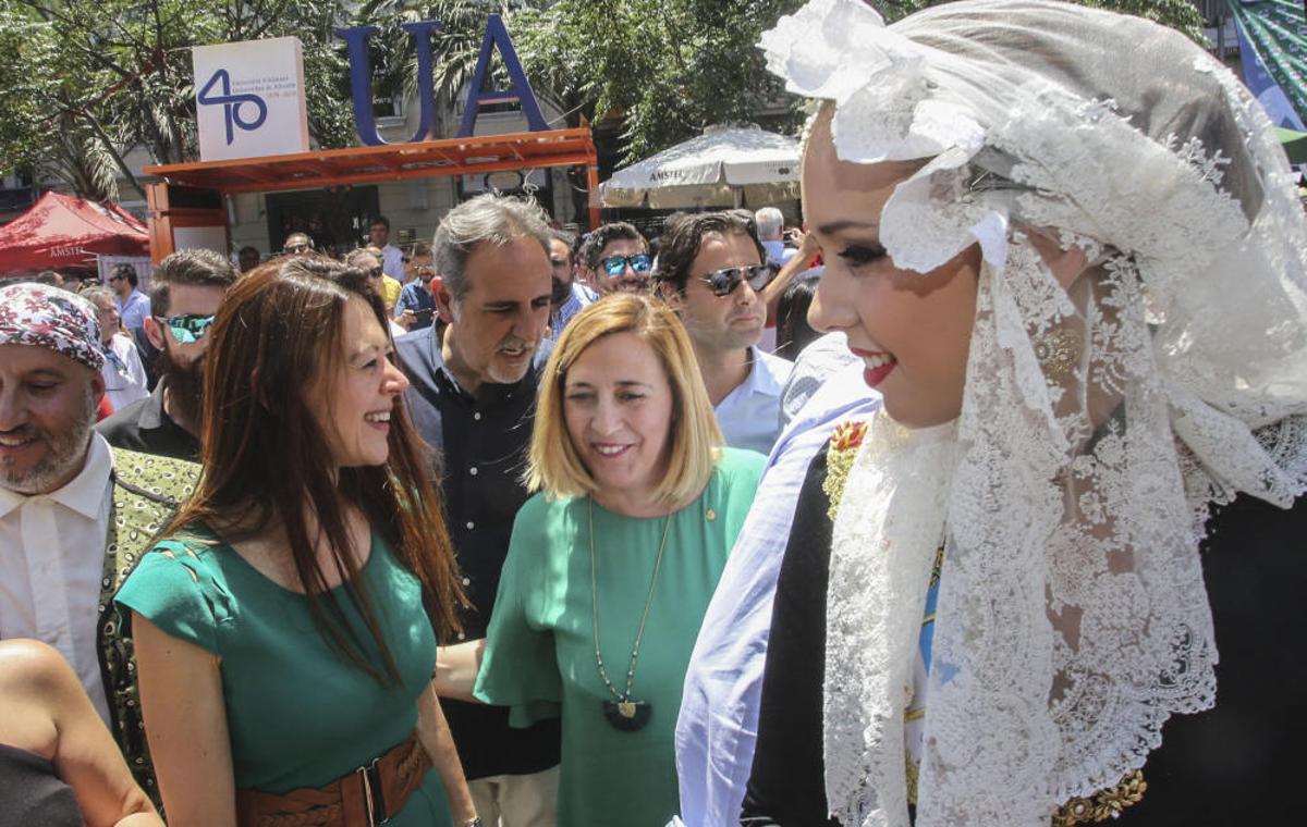 La pirotecnia Del Mediterráneo ofrece una mascletà marcada por la intensidad y con un potente terremoto final a dos alturas que ha provocado la rotura de un cristal del entorno de la plaza y daños en