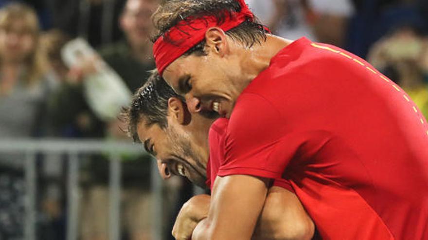 Nadal abraza a López tras lograr el pase a la final de dobles.