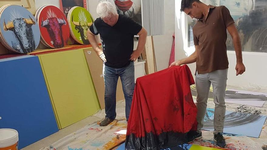 El diestro malagueño y el artista francés, en plena tarea. Hélène Mano