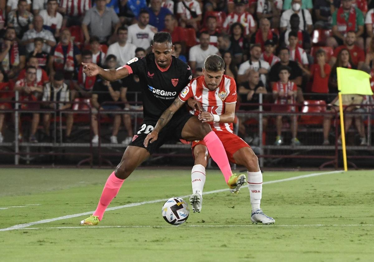 ALMERÍA, 27/08/2022.- El centrocampista brasileño del Sevilla Fernando Reges (i) disputa un balón con Alejandro Pozo (d), centrocampista del Almería, durante el encuentro correspondiente a la tercera jornada de LaLiga Santander celebrado este sábado en el Power Horse Stadium de Almería. EFE/ Carlos Barba