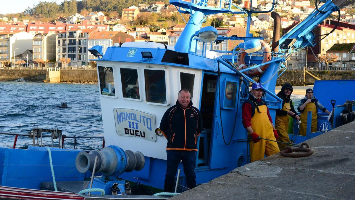 La tripulación del Manolito III, con su patrón en primer plano, en una imagen de archivo.
