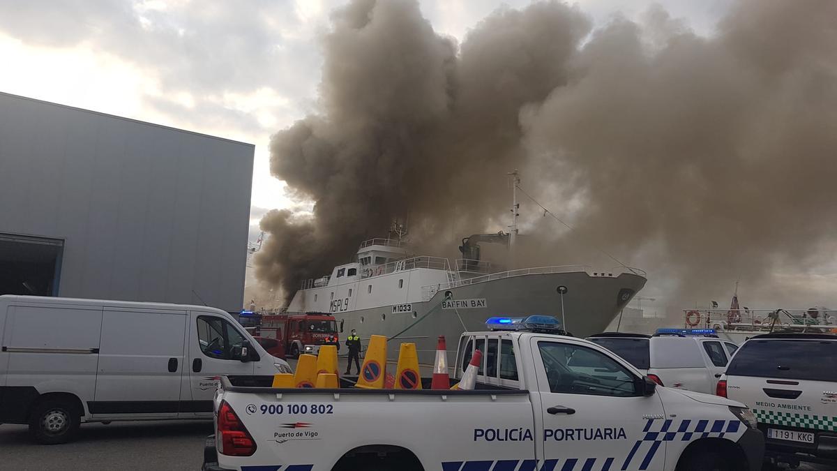 Incendio de un pesquero en el puerto de Vigo