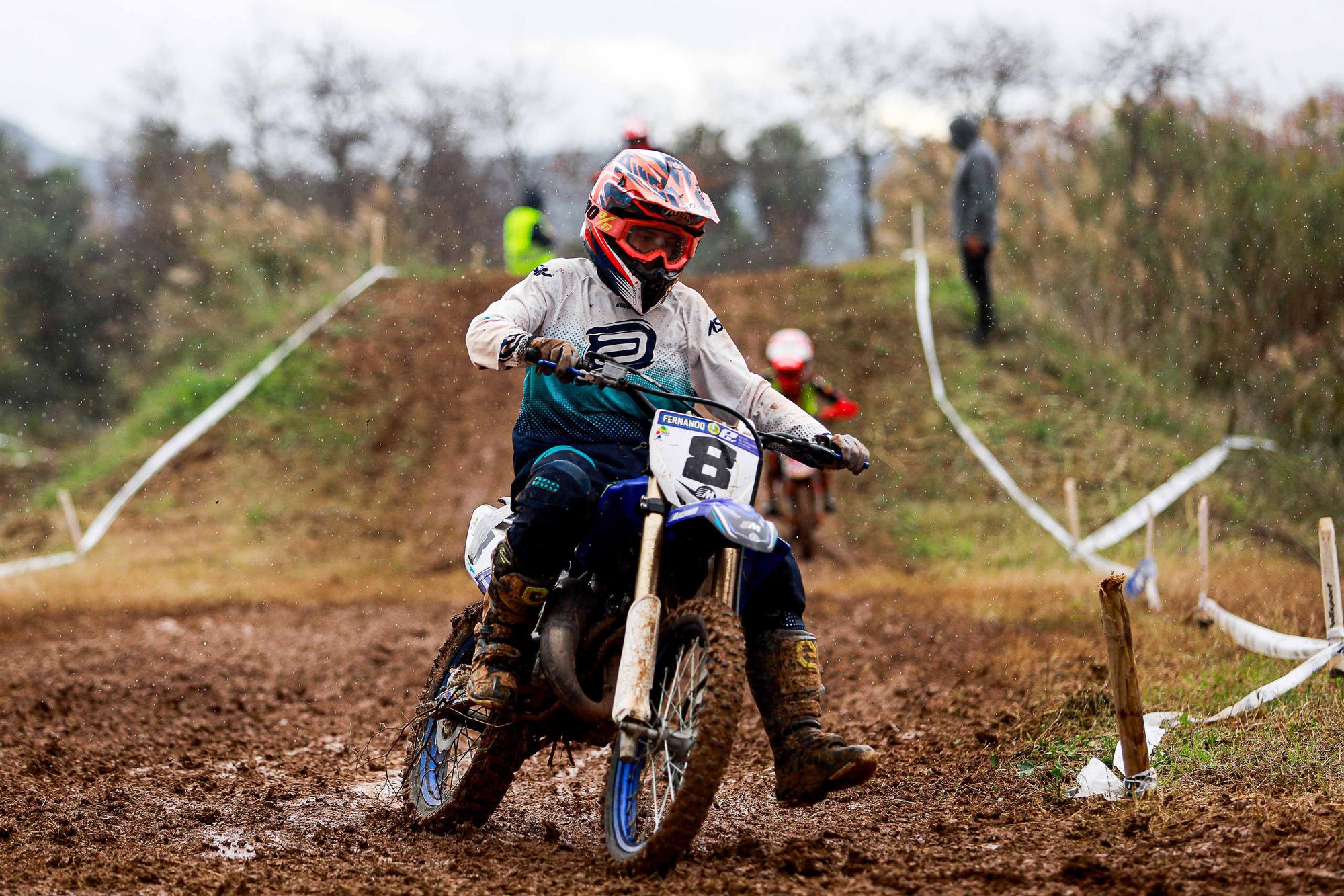 Motocross en Ibiza: el arte de pilotar sobre el barrizal