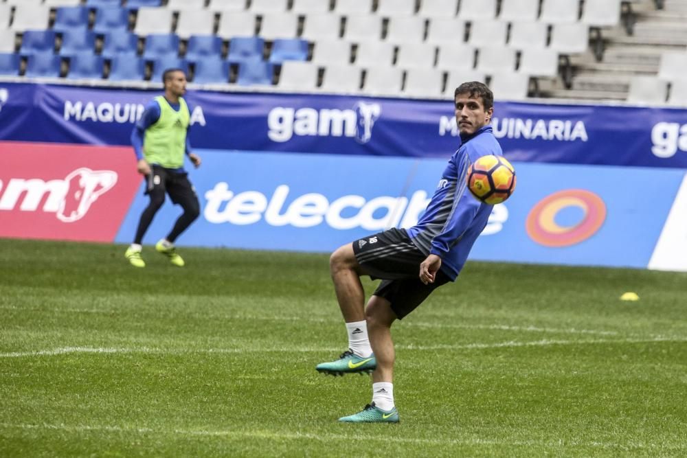 Entrenamiento del Real Oviedo, a puerta cerrada, en el Tartiere.