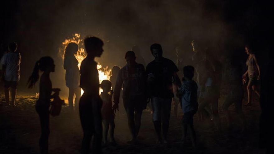 Ambiente de la noche de San Juan del año pasado, en una playa de Rincón de la Victoria.