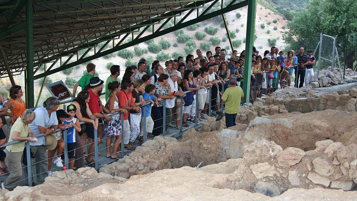 Visita guiada al yacimiento arqueológico del Cerro de la Cruz antes de la pandemia del coronavirus.