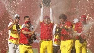 Sergio García celebra su triunfo ayer con los Fireballs