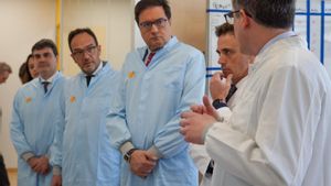 El ministro para la Transformación Digital, Óscar López, en una visita a la sede de la empresa tecnológica Sensia.
