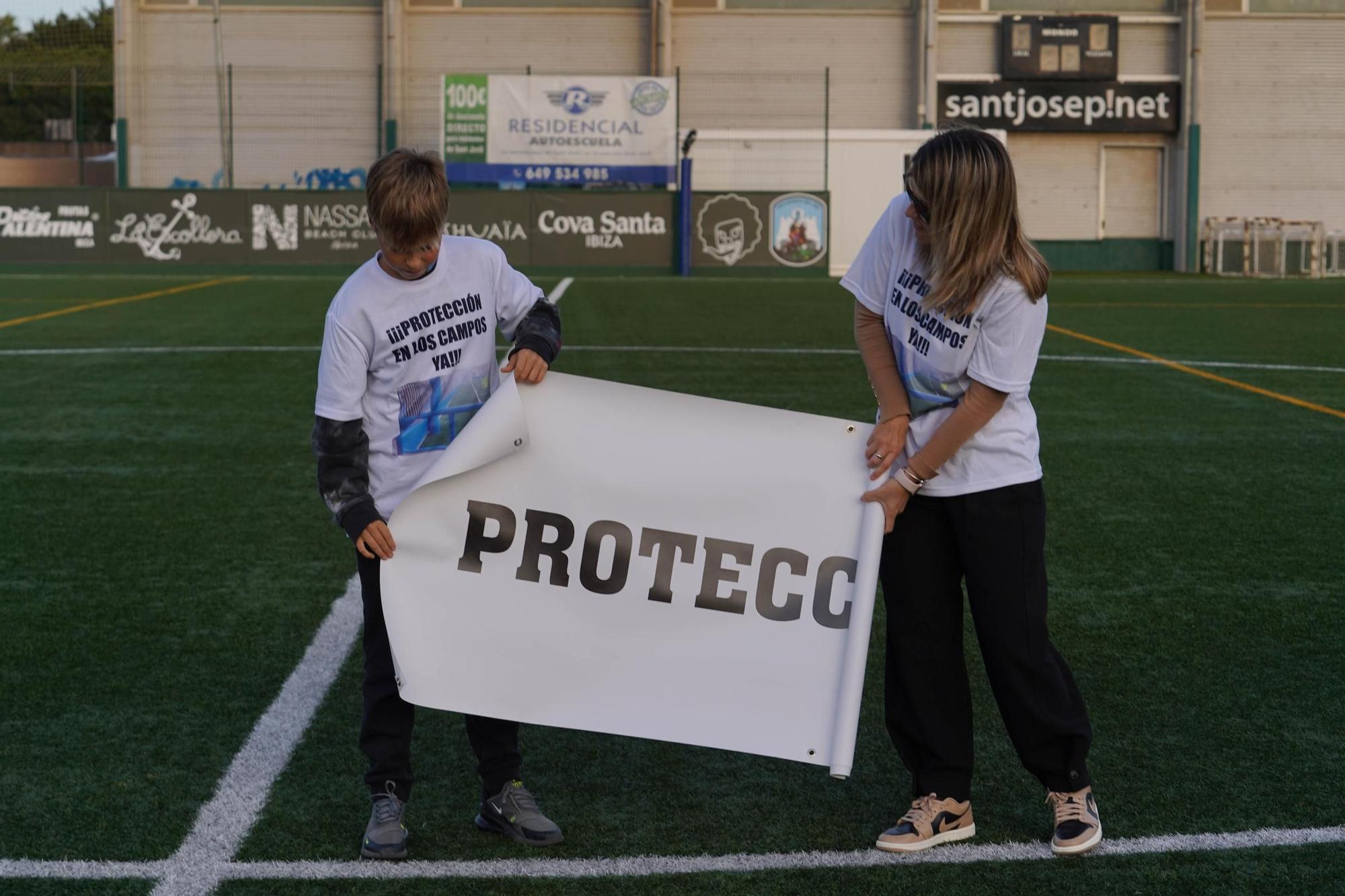 Las imágenes de la nueva protesta para exigir protecciones en los muros de los campos de fútbol de Ibiza