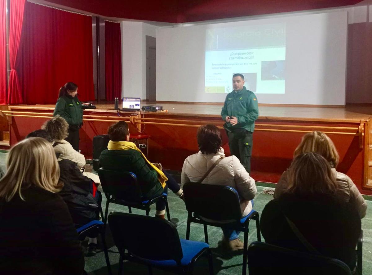 Programa provincial de ciberseguridad en Madroñera.