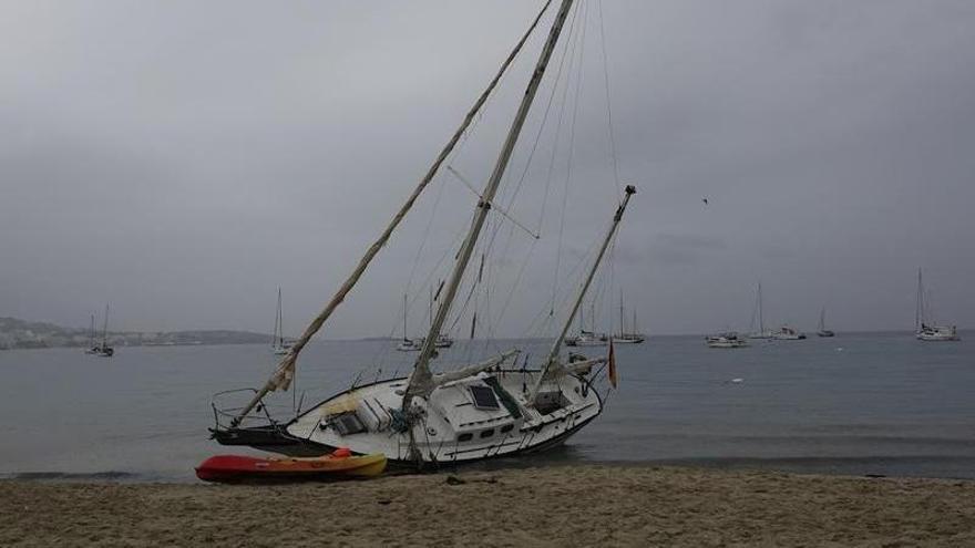 Retiran el velero varado en la &#039;playa de los naufragios&#039;, Son Maties, para alivio de vecinos y bañistas