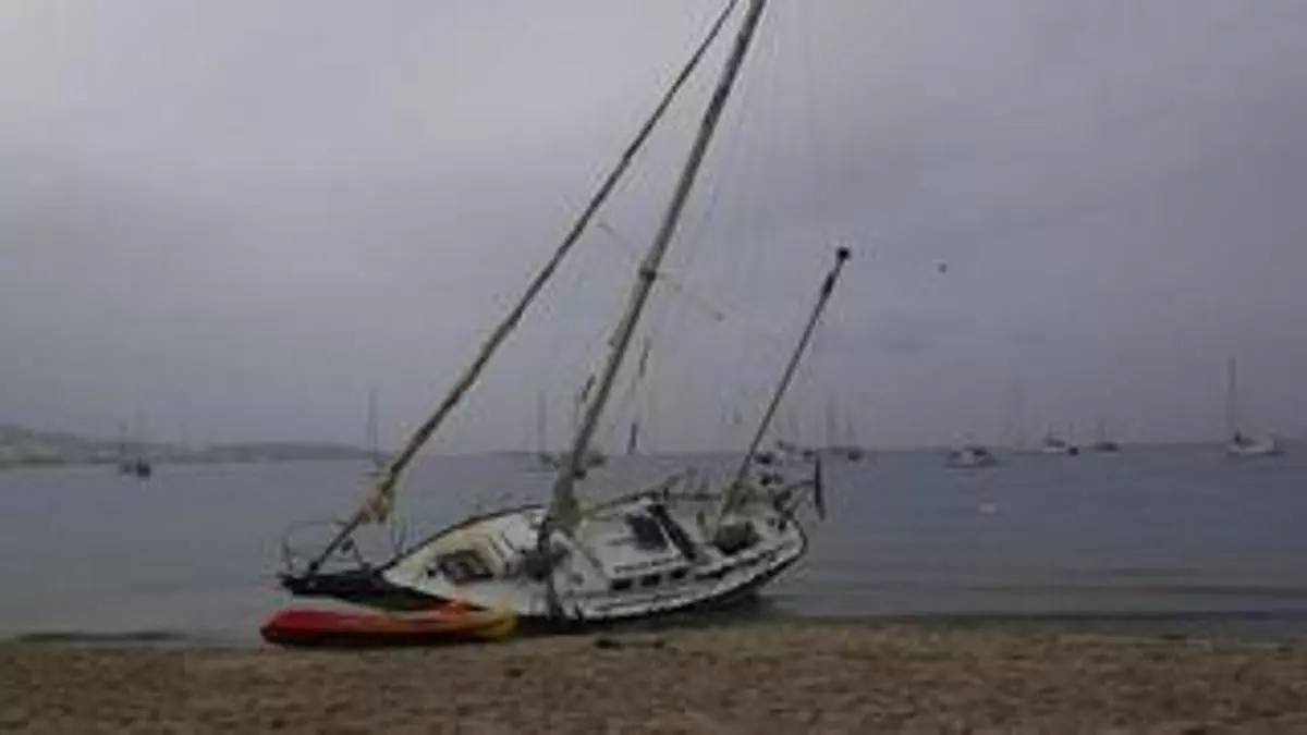 Retiran el velero varado en la 'playa de los naufragios', Son Maties, para alivio de vecinos y bañistas