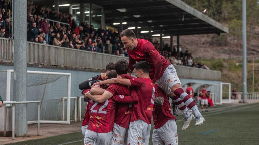 Los jugadores del Estradense celebran un gol en el Novo Municipal.