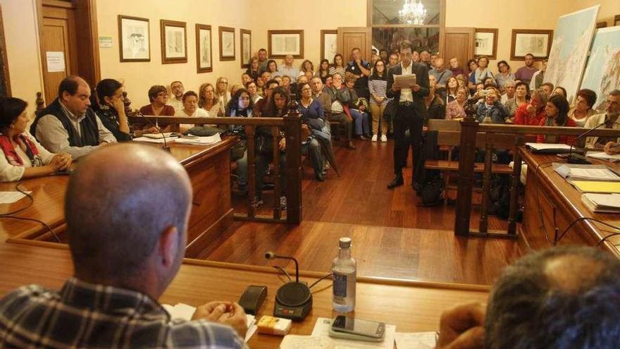 Uno de los plenos celebrados hace un año sobre el edificio Pintos, con los vecinos entre el público. // S.Á.