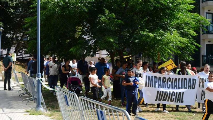 Manifestación del clan de los morones delante de los juzgados de Cangas. //Gonzalo Núñez