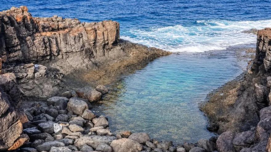 Va a una cala viral de Fuerteventura y se encuentra esto: “Es para reflexionar”