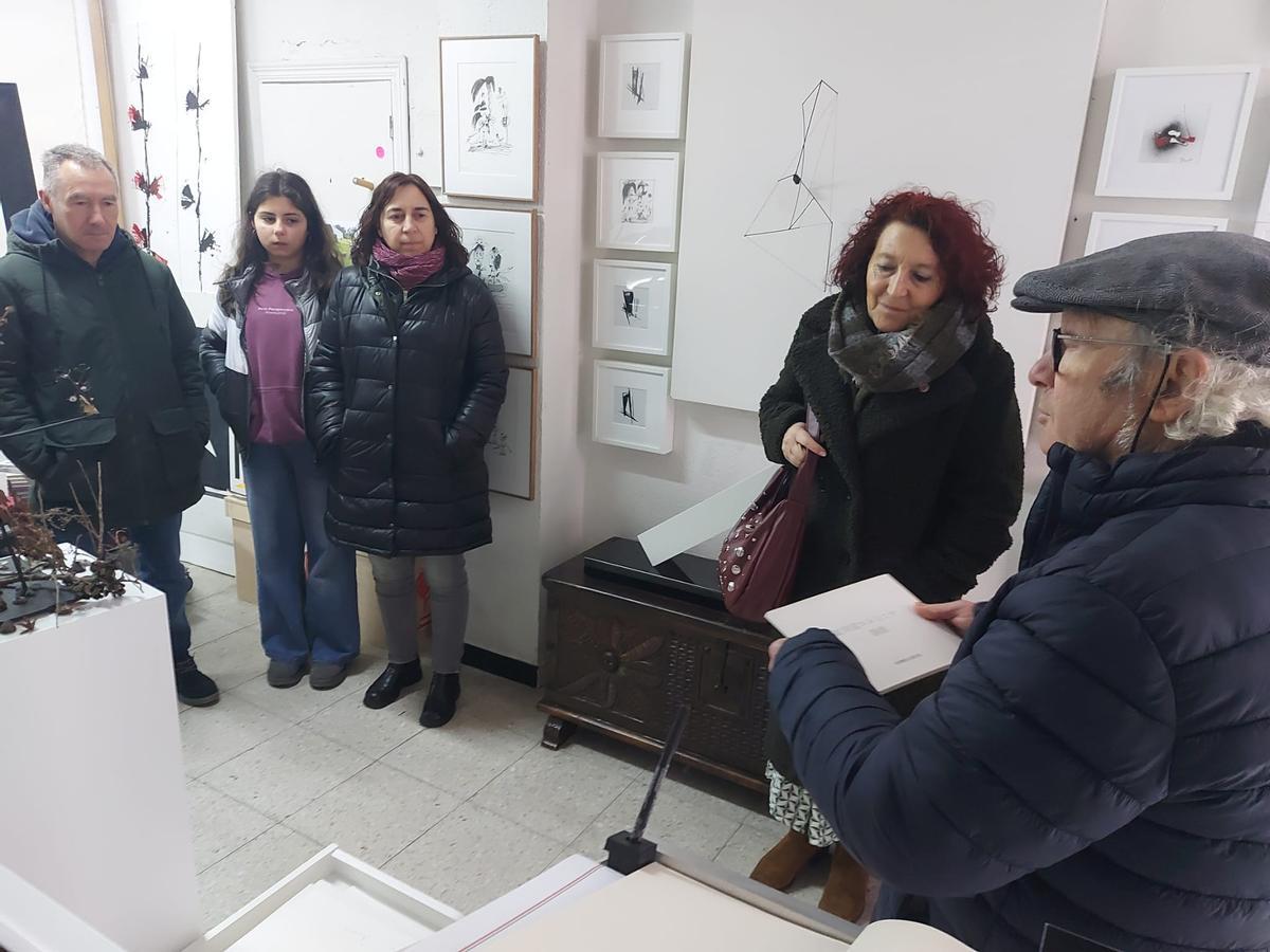 En imágenes: La primera visita guiada al "Universo Herminio", un éxito en La Caridad