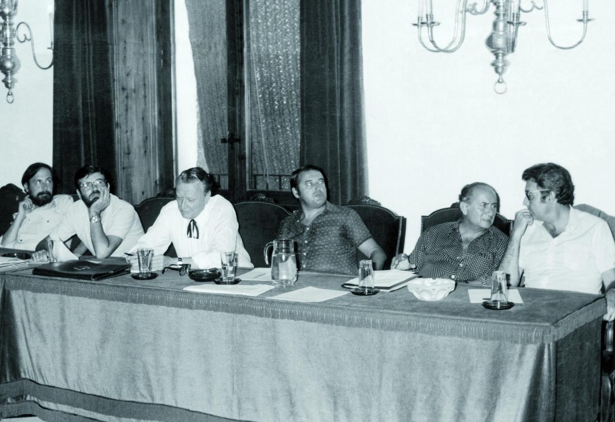 1978. Los primeros pasos hacía la autonomía fueron difíciles, sin infraestructuras, sin medios y sin experiencia. La Diputación de Cáceres era escenario el 18 de septiembre de 1978 de la constitución del primer gobierno extremeño, presidido por Luis Ramallo y con doce carteras.