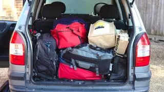 ¡Cuidado al cargar las bolsas de la compra en el coche! La DGT está empezando a multar por este habitual gesto
