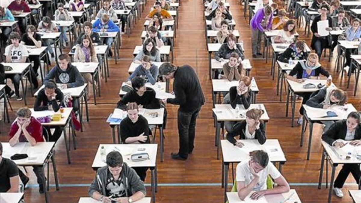 Alumnos de un instituto de secundaria de Nantes realizan un examen final de filosofía, en una imagen de archivo.