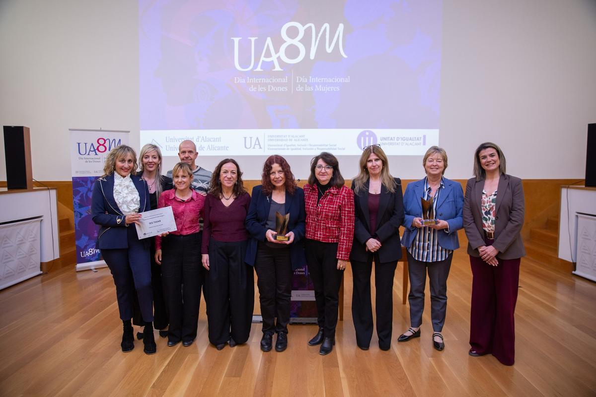 Los galardonados de la UA con el Premio Igualdad por el 8M, junto a la rectora y a la vicerrectora del área