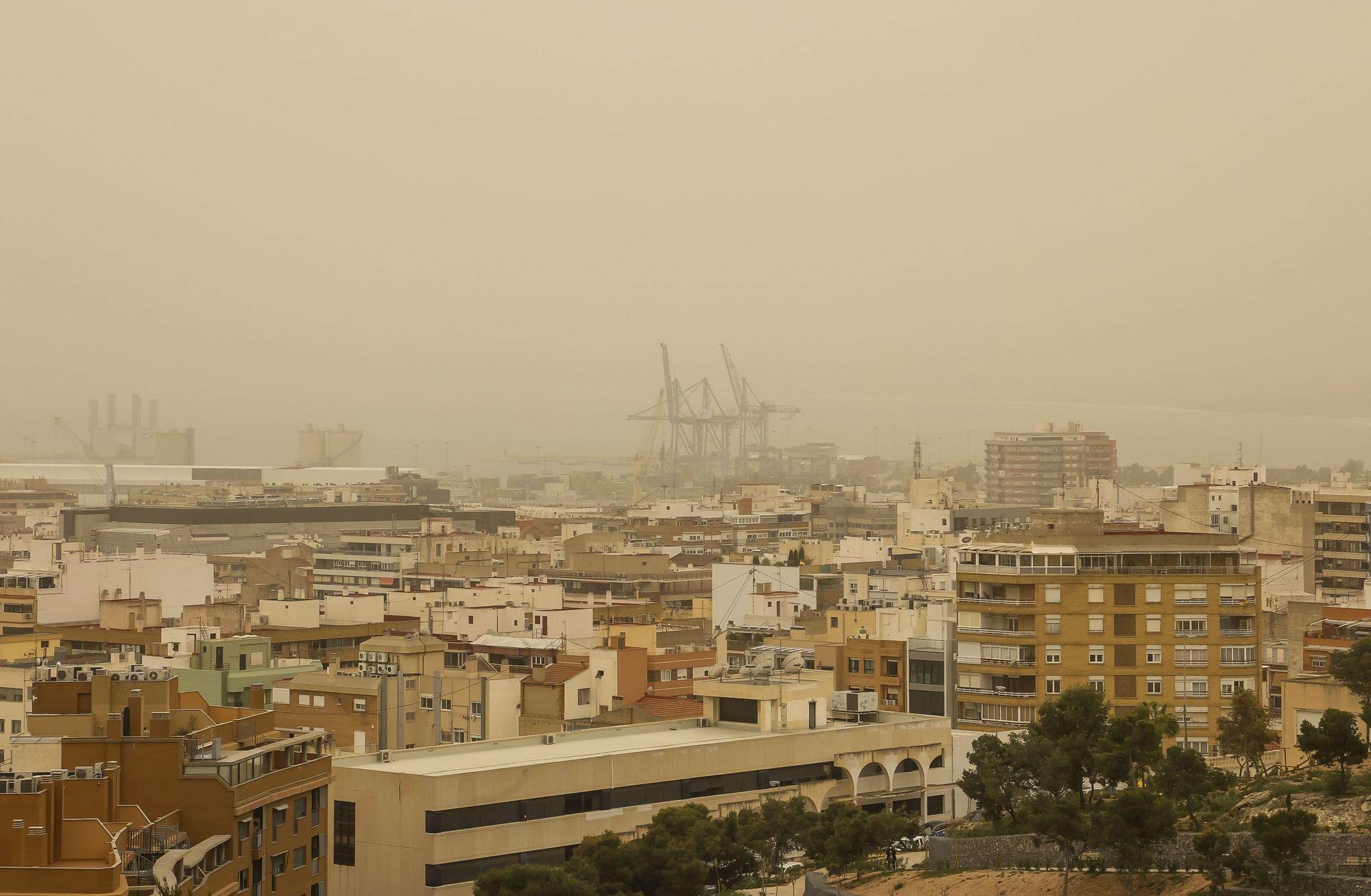 El polvo sahariano ensucia la ciudad de Alicante