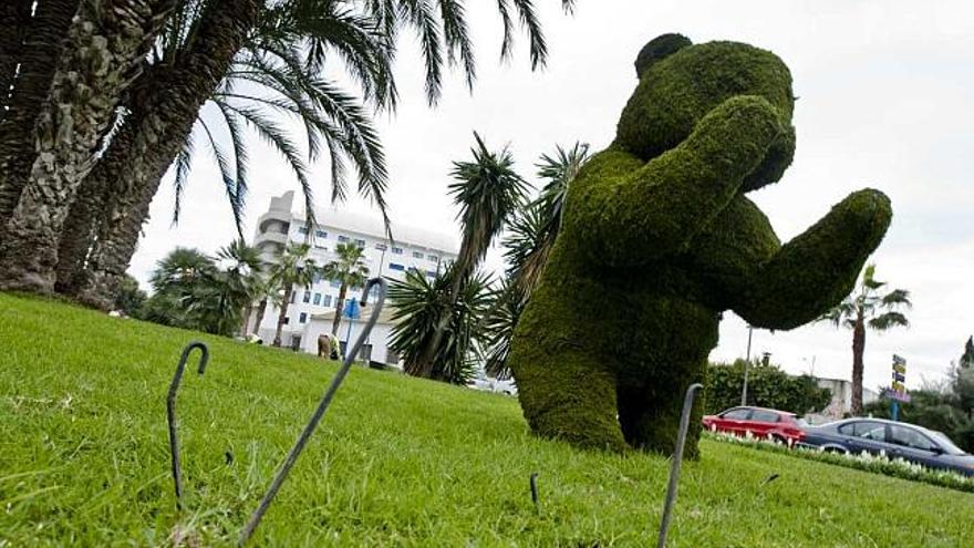 Arriba, los hierros que sujetaban la pieza sustraída con el oso grande de fondo, ayer, y abajo el conjunto antes del robo