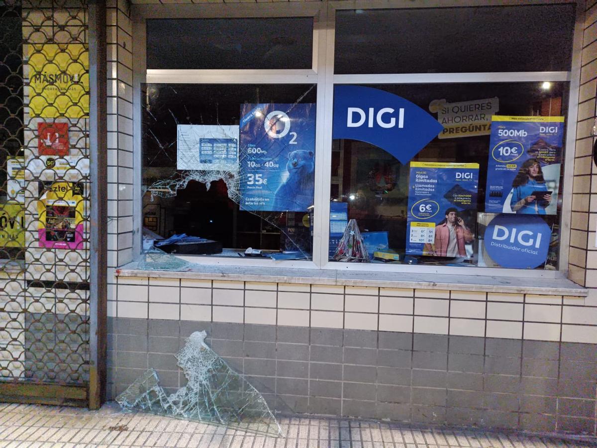 Una tienda, con la luna rota.