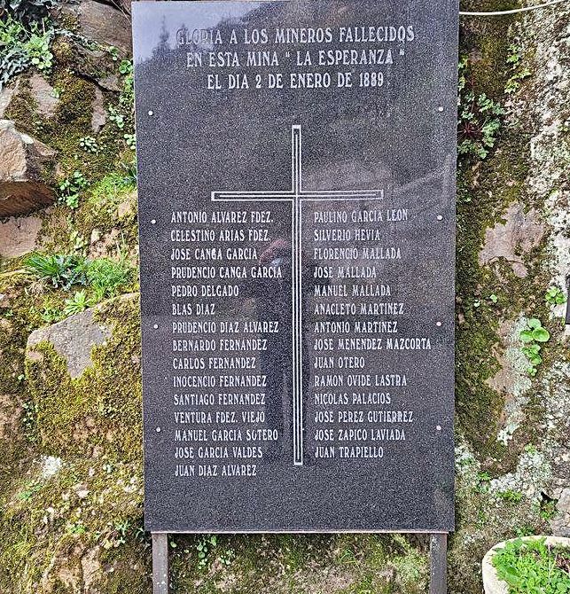 Lista de fallecidos en una placa. | F. D.