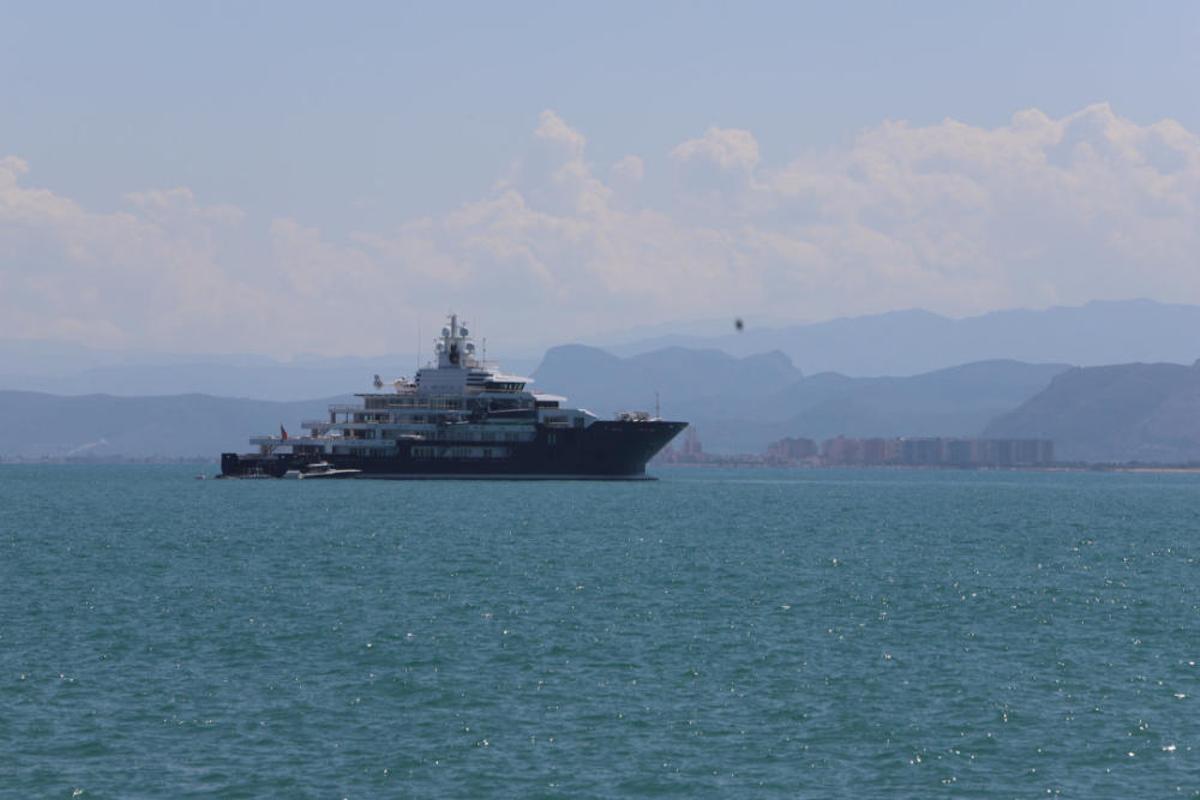 Ulysses, el cuarto yate más caro del mundo fondea en Cullera