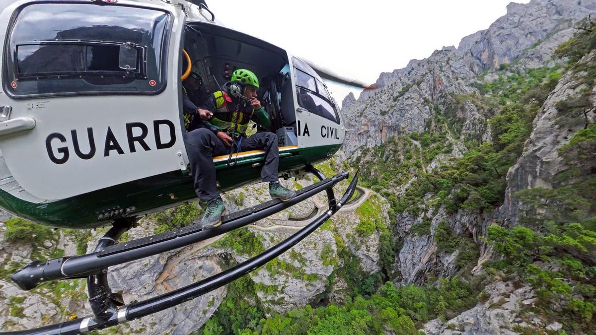 Así fue el rescate en helicóptero de una veintena de menores de un campamento que habían pasado la noche al raso en el Pirineo