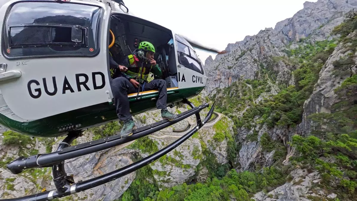 Rescatados en helicóptero 23 menores de un campamento del Valle de Oza que pasaron la noche al raso