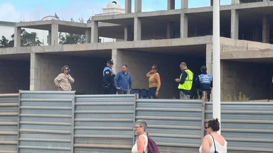 Teguise interviene en la parcela del hotel inacabado con okupas en Costa Teguise para mejorar la seguridad tras la protesta vecinal