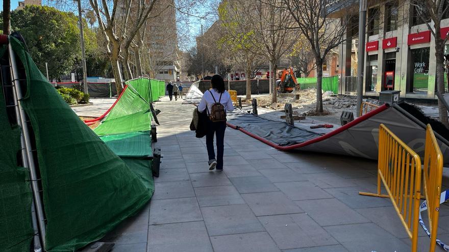 Vandalismo en la plaza de España en Palma | Tiran las vallas al suelo y las obras quedan al descubierto: así evolucionan