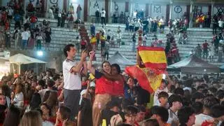 Locura en la plaza de toros, cánticos de 'Gibraltar español' y quejas por la pantalla gigante: larga noche de celebración mundialista en Cáceres
