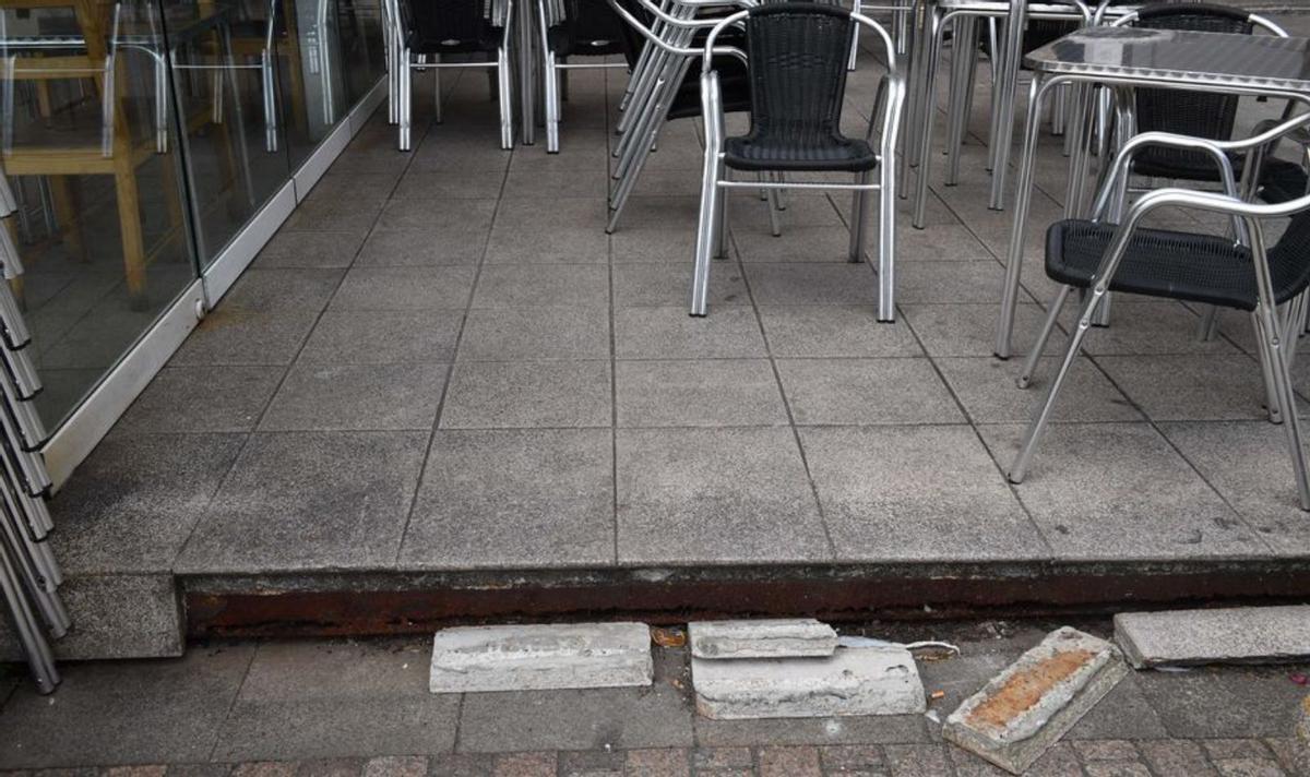 Baldosas despegadas en la base de una terraza de María Pita. | // ECHAVE