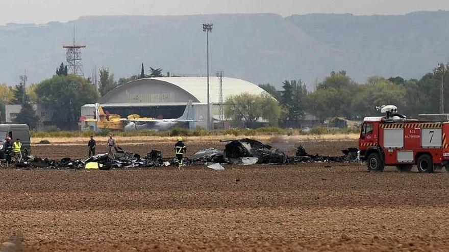 Restos del F-18 siniestrado en la base militar de Torrejón.