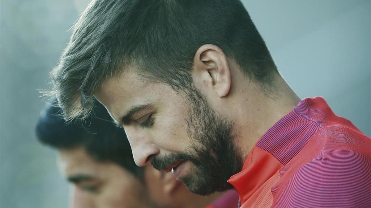 Gerard Piqué, en el entrenamiento de este viernes en la ciudad deportiva.