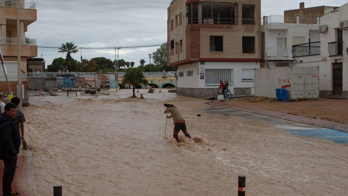 Inundación de una calle de Los Alcázares por los efectos de la dana Alice