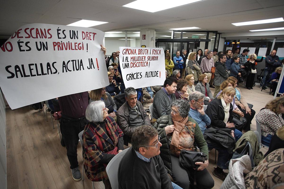 Veïns despleguen pancartes durant la reunió amb l’alcalde per denunciar sorolls i incivisme nocturn a l’Eixample