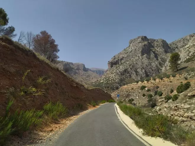La belleza de la desolación: la solitaria carretera que va por un cañón entre Petracos y la Vall d'Ebo (imágenes)