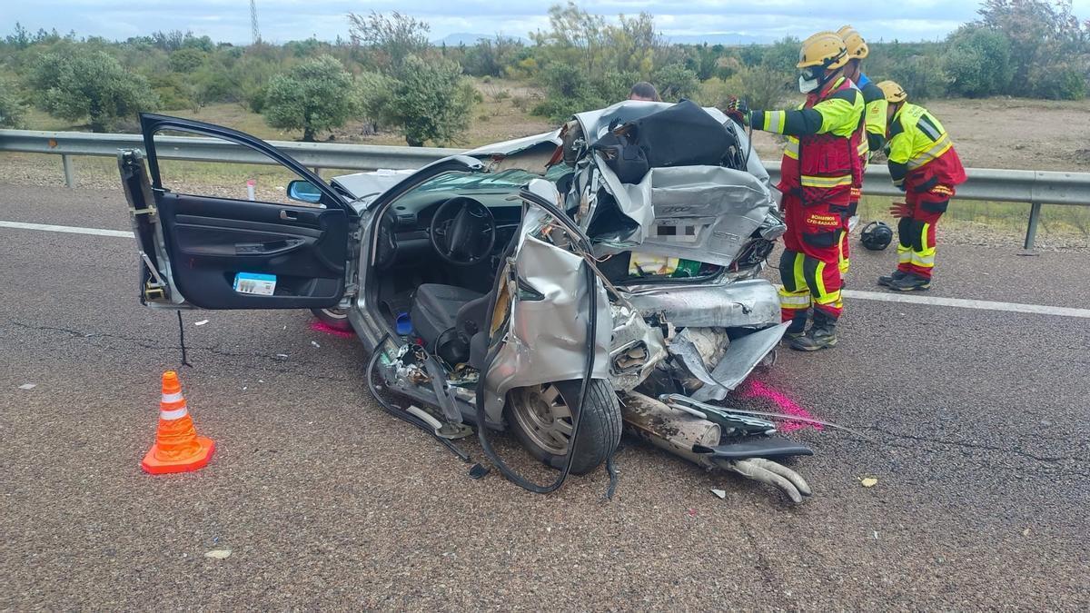Estado en el que ha acabado el turismo implicado en el accidente mortal en la autovía A-66 a la altura de Villafranca de los Barros (Badajoz).