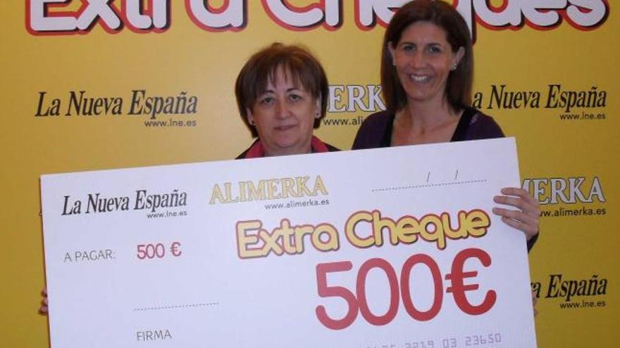 María José Marina, de Gijón, recoge su premio de manos de Luisa María López, de LA NUEVA ESPAÑA.