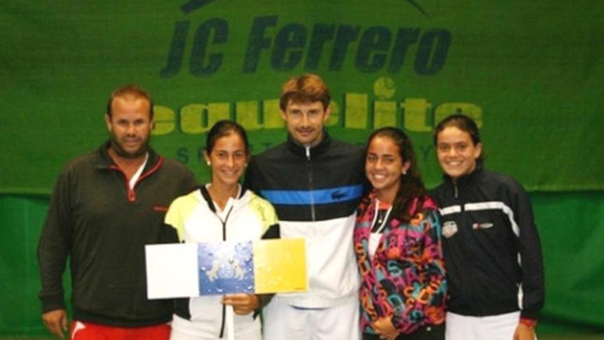 El ex número uno de la ATP, Juan Carlos Ferrero, flanqueado por los componentes de la representación canaria. De izq. a dcha, el capitán Carlos Álvarez, junto a  Marta Cañas, Karla Nuez y Marta Pérez, en las instalaciones de la Academia Equelite. | lp / dlp