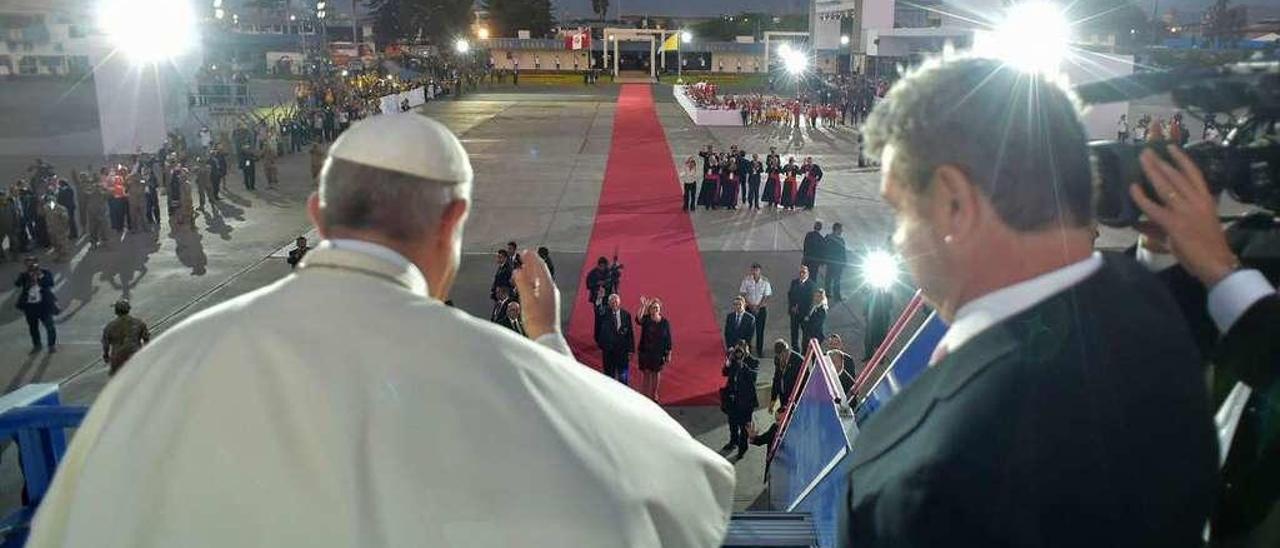 El Papa Francisco se despide en la escalinata del avión antes de abandonar Perú.