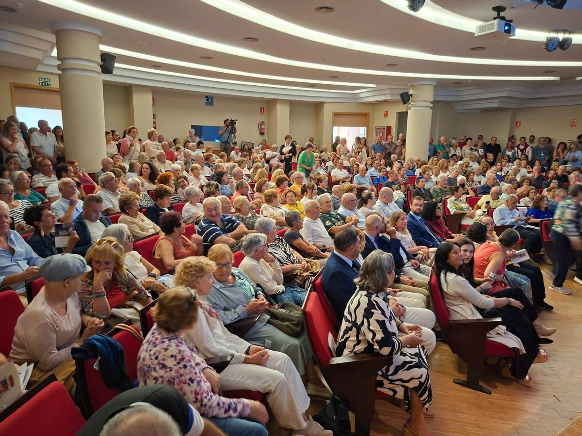 Aforo completo en el auditorio tapiego para rendir homenaje al pintor.